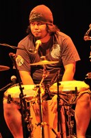 カホンやウドゥなど、“ab”では使用しない楽器でグルーヴを作り出した津波秀樹。