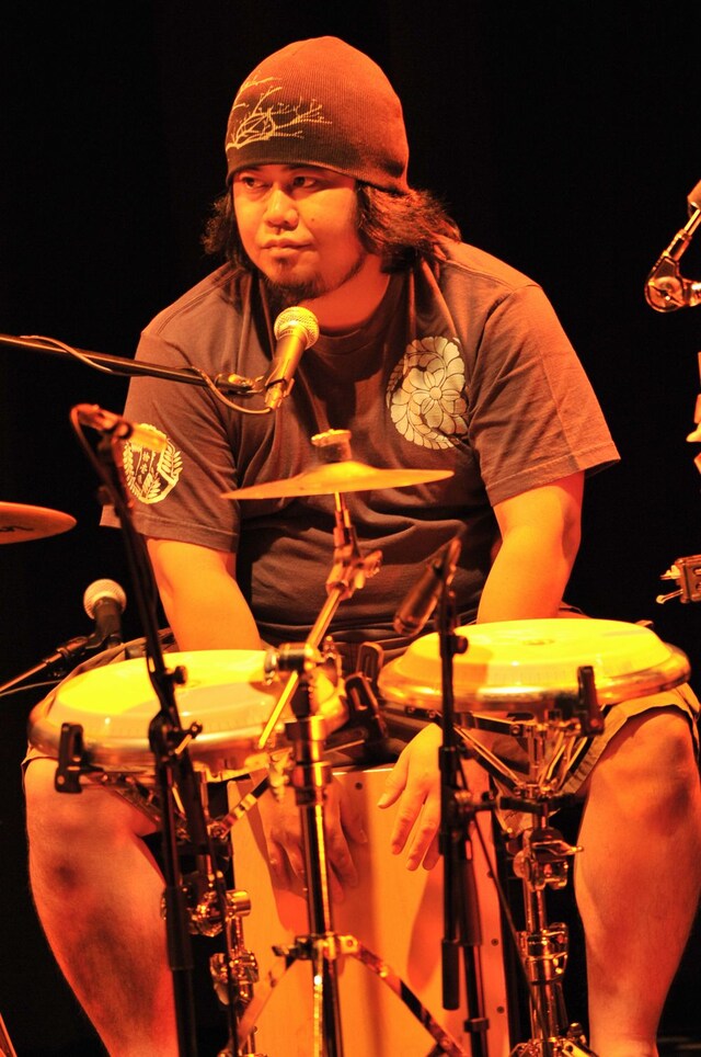 カホンやウドゥなど、“ab”では使用しない楽器でグルーヴを作り出した津波秀樹。