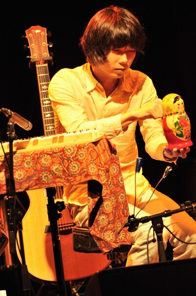 「照美さん」の愛称で親しまれるマトリョミンを操る山内憲介。