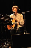 誘眠効果抜群の歌声を響かせた成山剛。