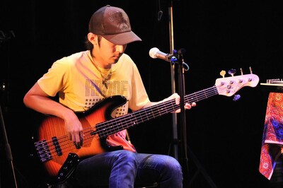穏やかなベースを奏で、楽曲の世界観を支えた田中秀幸。