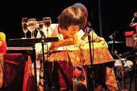 グロッケンを操る山内憲介。