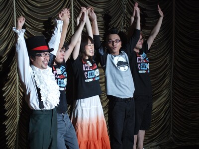 「解体ヨエコショー」特典ブックレットには倉橋ヨエコの半生を追ったロングインタビューも掲載されている（写真は2008年7月20日のライブの模様）。