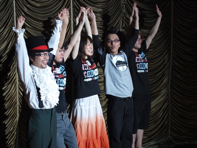 「解体ヨエコショー」特典ブックレットには倉橋ヨエコの半生を追ったロングインタビューも掲載されている（写真は2008年7月20日のライブの模様）。