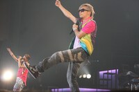 mihimaru GTは、9月22日にツアーの横浜アリーナ公演の模様を収録したライブDVDと、ビデオクリップ集をリリースしたばかり。