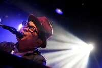 「たまには暗い曲も歌いたいけど……作れないですよ。こんなにハッピーなのに！」とポジティブ全開のさかいゆう。