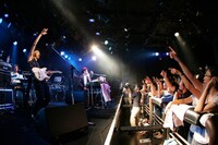 右手を挙げて客席をあおるマボロシ竹内朋康（ステージ手前）。