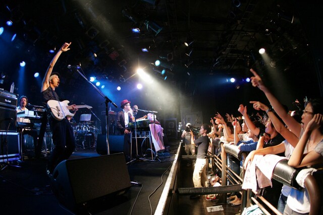 右手を挙げて客席をあおるマボロシ竹内朋康（ステージ手前）。