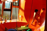 映画「死なない子供、荒川修作」のワンシーン。