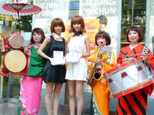 チンドン屋との異色コラボについて、レナは「楽しかった。次はチンドン屋さんの中に入って一緒に演奏したい」とコメント。リサは「ベスト盤だけど新曲もいっぱい入っているので、今までの作品を持っている人も、持っていない人も楽しめる内容です。是非聴いてください」と「vaniBest」をアピールした。