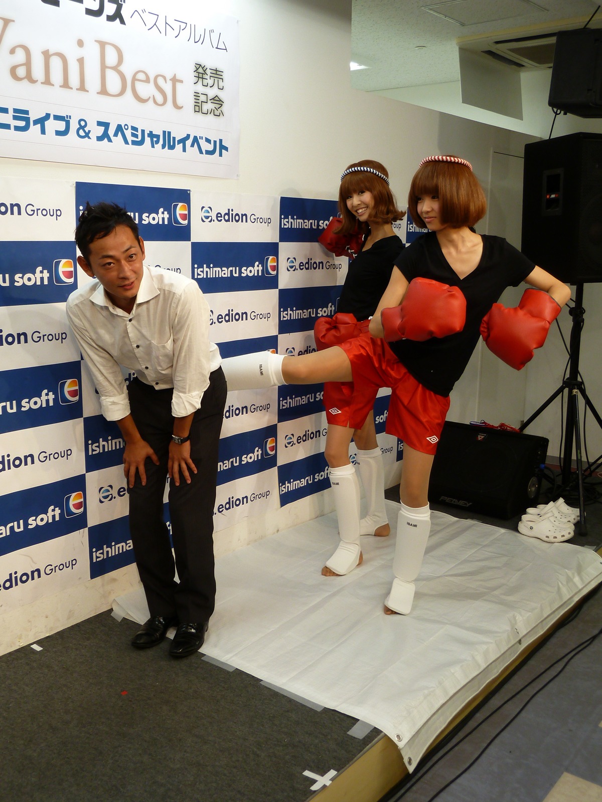 ベストアルバム「vaniBest」購入者を容赦なく蹴り上げるレナ＆リサ。