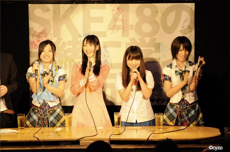 イベント各回では、各メンバーが大好きなアニメ／ゲームのキャラクターのコスプレで登場。昼の部では松井（写真左から2番目）が「ハヤテのごとく！」の桂ヒナギク、平松（右から2番目）が「君に届け」の黒沼爽子のコスプレで会場を沸かせた。