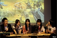 観客の中から選ばれた人と、「戦国BASARA 3」で対戦するSKE48メンバー。