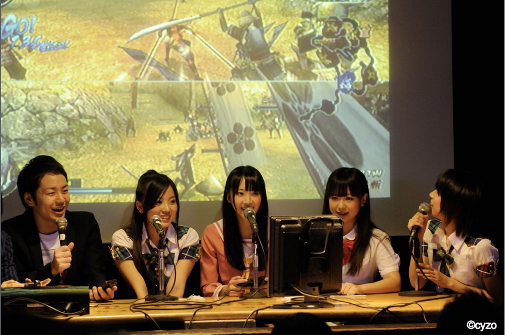 観客の中から選ばれた人と、「戦国BASARA 3」で対戦するSKE48メンバー。