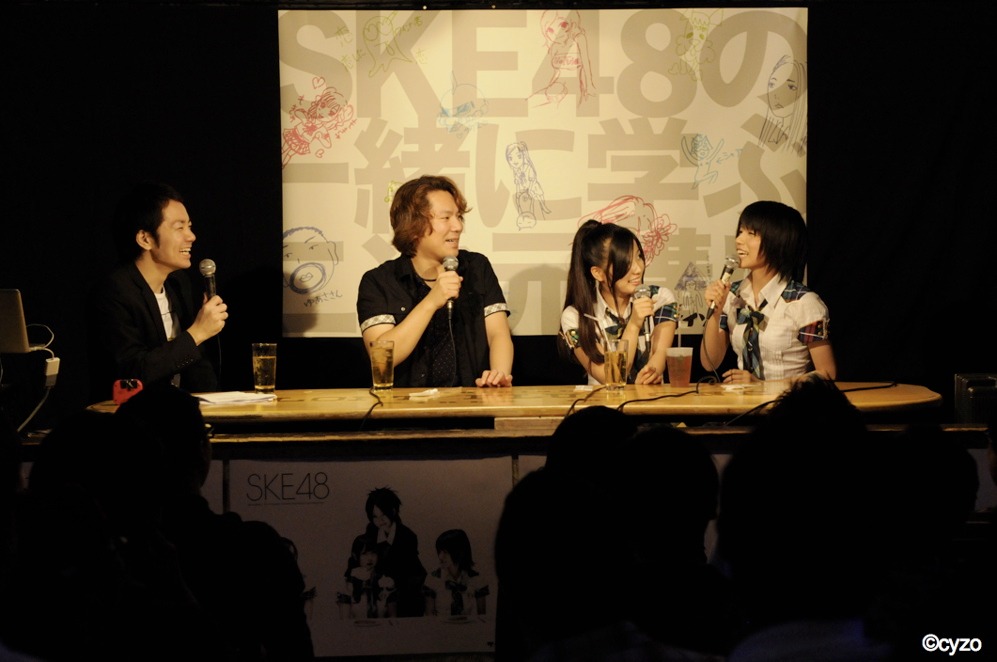 小林裕幸（写真左から2番目）に「ゲームのプロデューサーってどういう仕事をするんですか？」と、素朴な疑問をぶつける中西（右）と古川（右から2番目）。