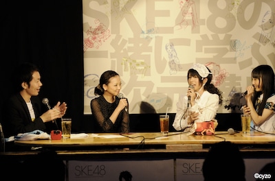 中西（写真右から2番目）は、宍戸留美（左から2番目）も出演した「ご近所物語」の太田麻衣（ピィちゃん）をイメージしたロリータファッションで登場。