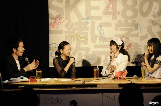 中西（写真右から2番目）は、宍戸留美（左から2番目）も出演した「ご近所物語」の太田麻衣（ピィちゃん）をイメージしたロリータファッションで登場。