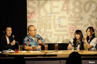 杉作J太郎（写真左から2番目）と、熱い「ラブプラス」トークを展開中の古川（右）と平松（右から2番目）。ちなみに古川のコスプレは「ラブプラス」の高嶺愛花をイメージしたもの。