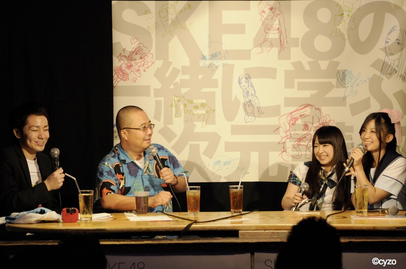 杉作J太郎（写真左から2番目）と、熱い「ラブプラス」トークを展開中の古川（右）と平松（右から2番目）。ちなみに古川のコスプレは「ラブプラス」の高嶺愛花をイメージしたもの。