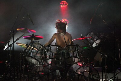 激しいドラミングでオーディエンスを圧倒したYOSHIKI。