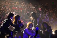 はにかみながらポーズを決めるX JAPANのメンバーたち。