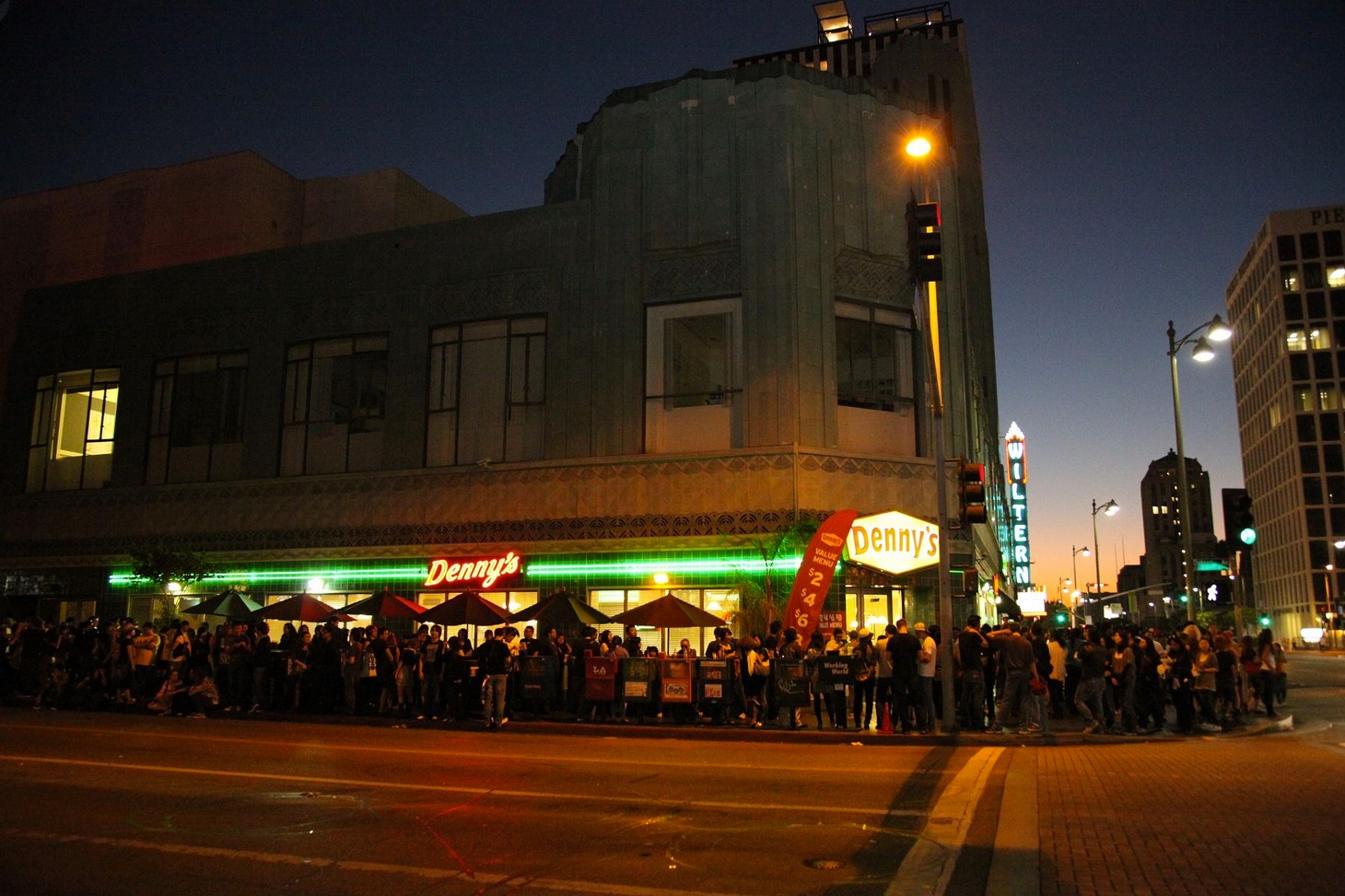 Wiltern Theatreの外の様子。