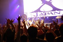 オーディエンスに挨拶するX JAPANメンバー。