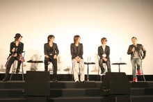 押井はこの日、GLAYの雰囲気に合わせてレザージャケットを着てきたとのこと。しかし「ひとりも着てなかった……（笑）」とという結果に。