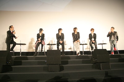 「Je t'aime」は押井作品によく登場するバゼットハウンドのガブリエルとロボットの少女の“愛”を描いた物語。トークでは犬の描写についての話もはずんだ。