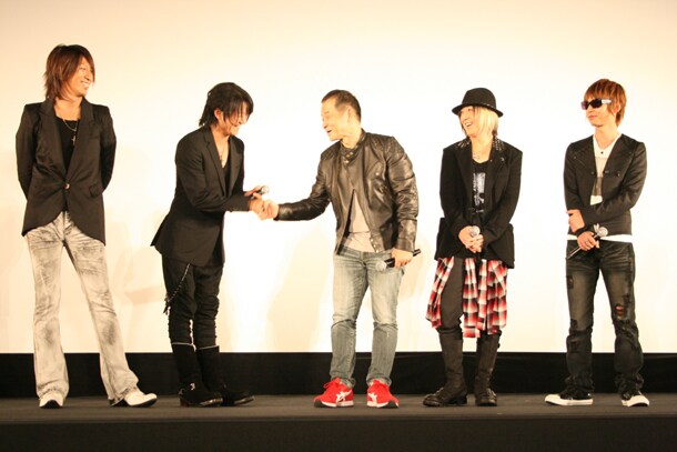 ラストではGLAYの4人と押井が固い握手を交わし、アニメの完成を祝った。