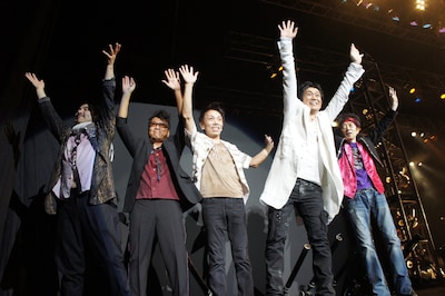 熱い声援に笑顔で応える安全地帯。