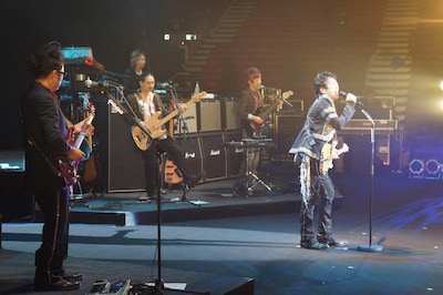 1曲目からヒットナンバー「じれったい」が披露されると、会場では地響きが起こるほどの歓声が上がった。