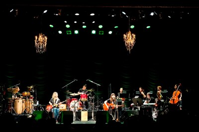 写真はGO!GO!7188の九段会館アコースティックライブの模様。