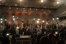 コーラス隊をバックに「泣くのはやめて」を演奏するNICO Touches the Wallsの4人。