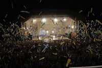 アンコールの「THE BUNGY」の冒頭で、一斉に夜空を舞ったジェット風船。壮観な光景にメンバーも驚きの表情をみせた。