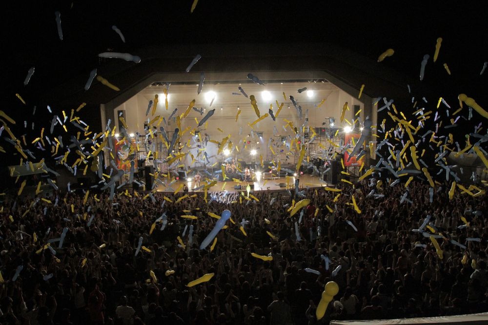 アンコールの「THE BUNGY」の冒頭で、一斉に夜空を舞ったジェット風船。壮観な光景にメンバーも驚きの表情をみせた。