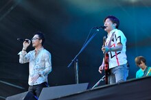 「誰よりも長居のこと知ってる!! そこ住んでたし！」と思い出の地・長居への愛を語った黒田俊介（写真左）。一方の小渕健太郎（右）は「さすがに緊張した」と心情を明かした。