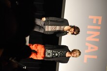 カラオケ大会の審査員を務めた信人（Ba）と真太郎（Dr）。