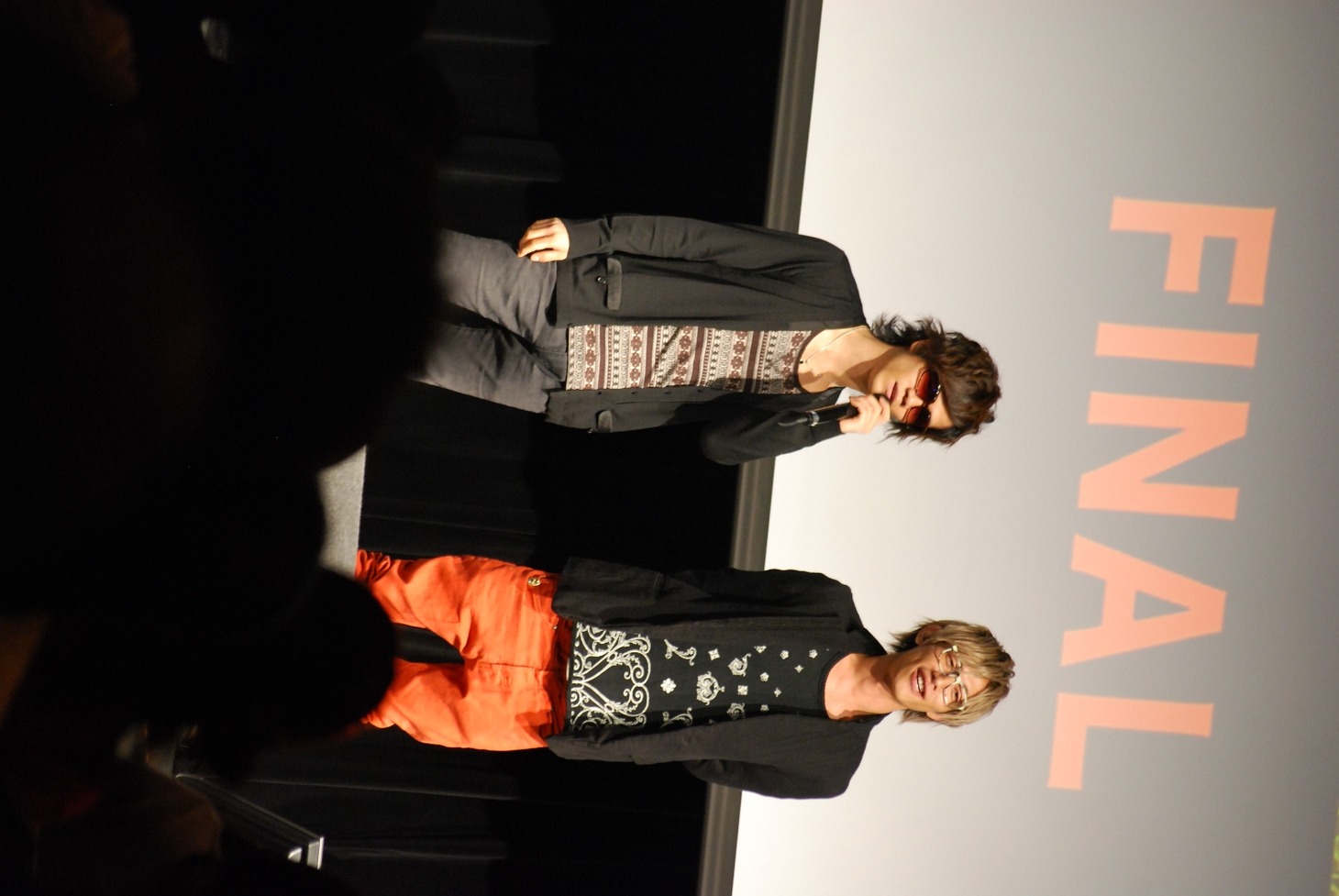 カラオケ大会の審査員を務めた信人（Ba）と真太郎（Dr）。