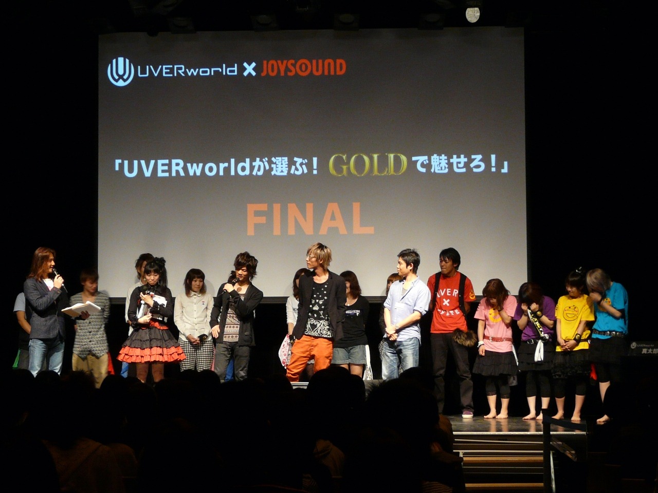 ｢UVERworldが選ぶ！ GOLDで魅せろ！ ベストパフォーマンス・キャンペーン」の様子。