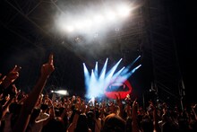 「VAMPS LIVE 2010 BEAST WORLD TOUR」初日の台湾公演の模様。