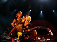 今週の人気の画像9位は「VAMPS、ワールドツアー初日台湾公演にファン2500人熱狂」よりK.A.Z（左）とHYDE（右）。