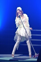 「ラストライブだけど、みんな楽しんで！」と笑顔いっぱいで観客に語りかけた愛内里菜。