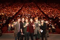 満員の客席をバックに記念撮影をする超新星のゴニル、ジヒョク、グァンス、ソンモ、ソンジェ、ユナク（写真左から）。