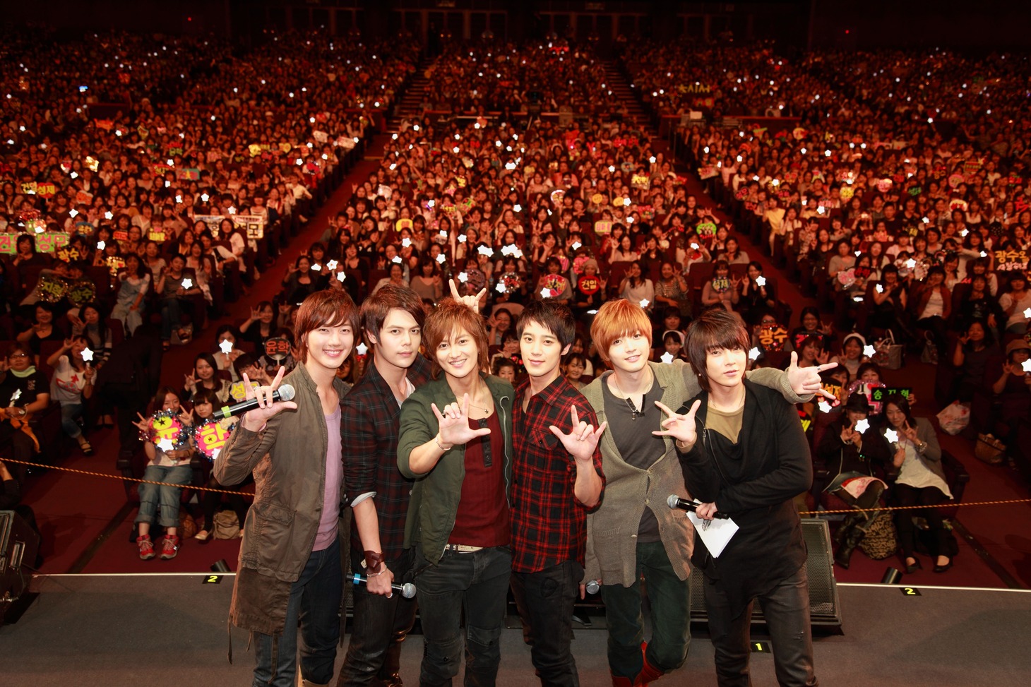 満員の客席をバックに記念撮影をする超新星のゴニル、ジヒョク、グァンス、ソンモ、ソンジェ、ユナク（写真左から）。