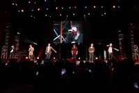 アンコールを求める際には、ファンがヒット曲「キミだけをずっと」を大合唱するというサプライズも。メンバーは再び感動の表情を見せていた。