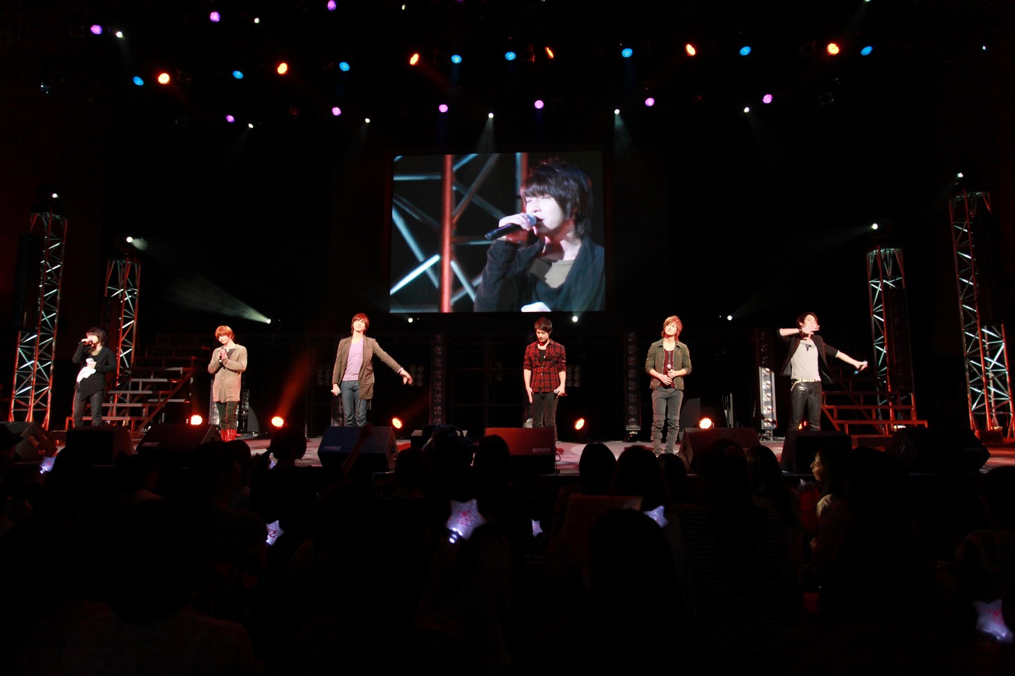 アンコールを求める際には、ファンがヒット曲「キミだけをずっと」を大合唱するというサプライズも。メンバーは再び感動の表情を見せていた。