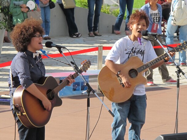 ひいらぎが以前に同会場でライブを行った際は雨天だったが、今回は秋晴れの快晴に恵まれた。