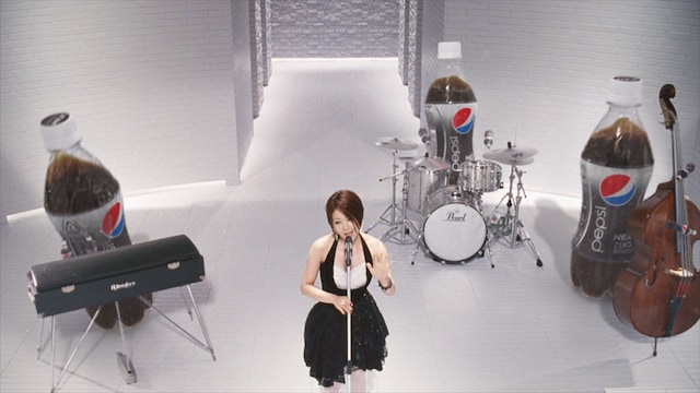 宇多田のバックで演奏しているのは、巨大ボトルによる「ペプシネックス」ビッグボトルバンド。