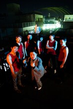 レコーディングで“後輩”ROYの歌いっぷりを目の当たりにした浜野謙太（写真中央）は「シャウトにおいては大先輩だった」と完全降伏。